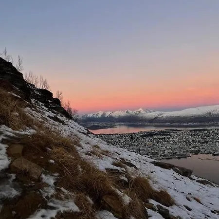 Funkishus Sentralt I Tromsdalen * ترومسو