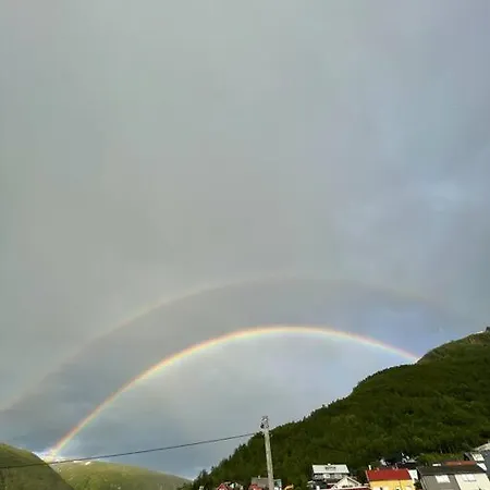 Funkishus Sentralt I Tromsdalen ترومسو