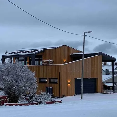 Funkishus Sentralt I Tromsdalen * ترومسو