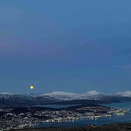 Funkishus Sentralt I Tromsdalen * ترومسو