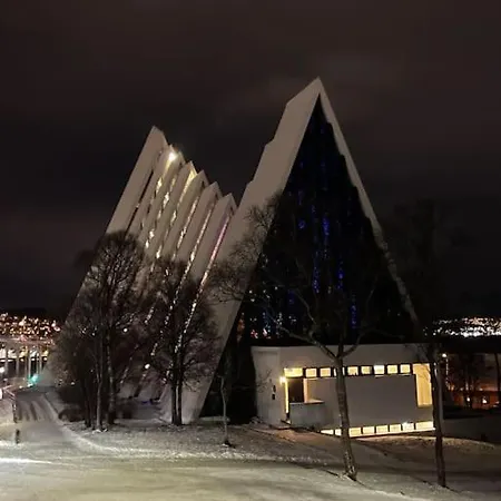 Funkishus Sentralt I Tromsdalen ترومسو