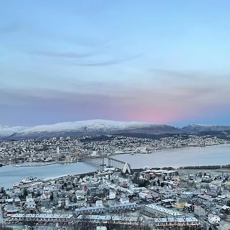 فيلة Funkishus Sentralt I Tromsdalen ترومسو