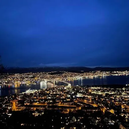 Funkishus Sentralt I Tromsdalen * ترومسو
