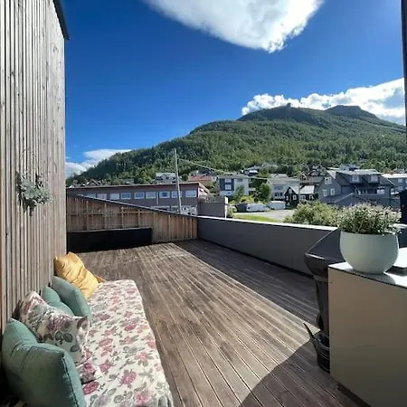 Funkishus Sentralt I Tromsdalen ترومسو